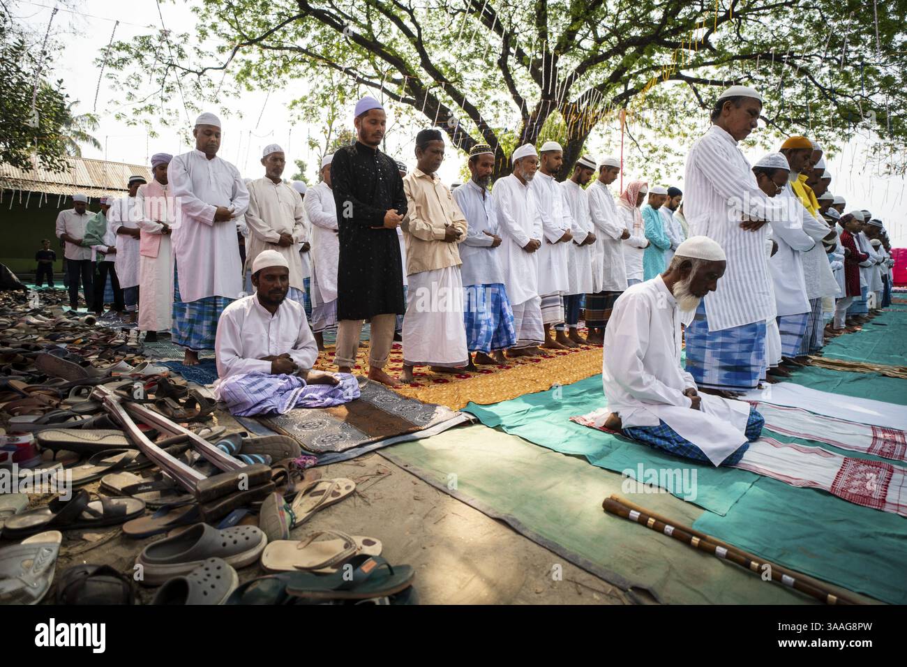KAYAKUCHI, INDIA - MARZO 31: I musulmani eseguono la preghiera di Eid al-Fitr a Eidgah a Kayakuchi, India, il 31 marzo 2025. I musulmani di tutto il mondo sono celebrati Foto Stock
