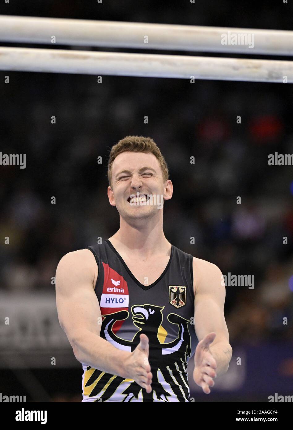 Nils Dunkel GER tifa dopo la routine di ginnastica a barre parallele, EnBW DTB-Pokal, Porsche-Arena, Stoccarda, Baden-Wuerttemberg, Germania, Europa Foto Stock