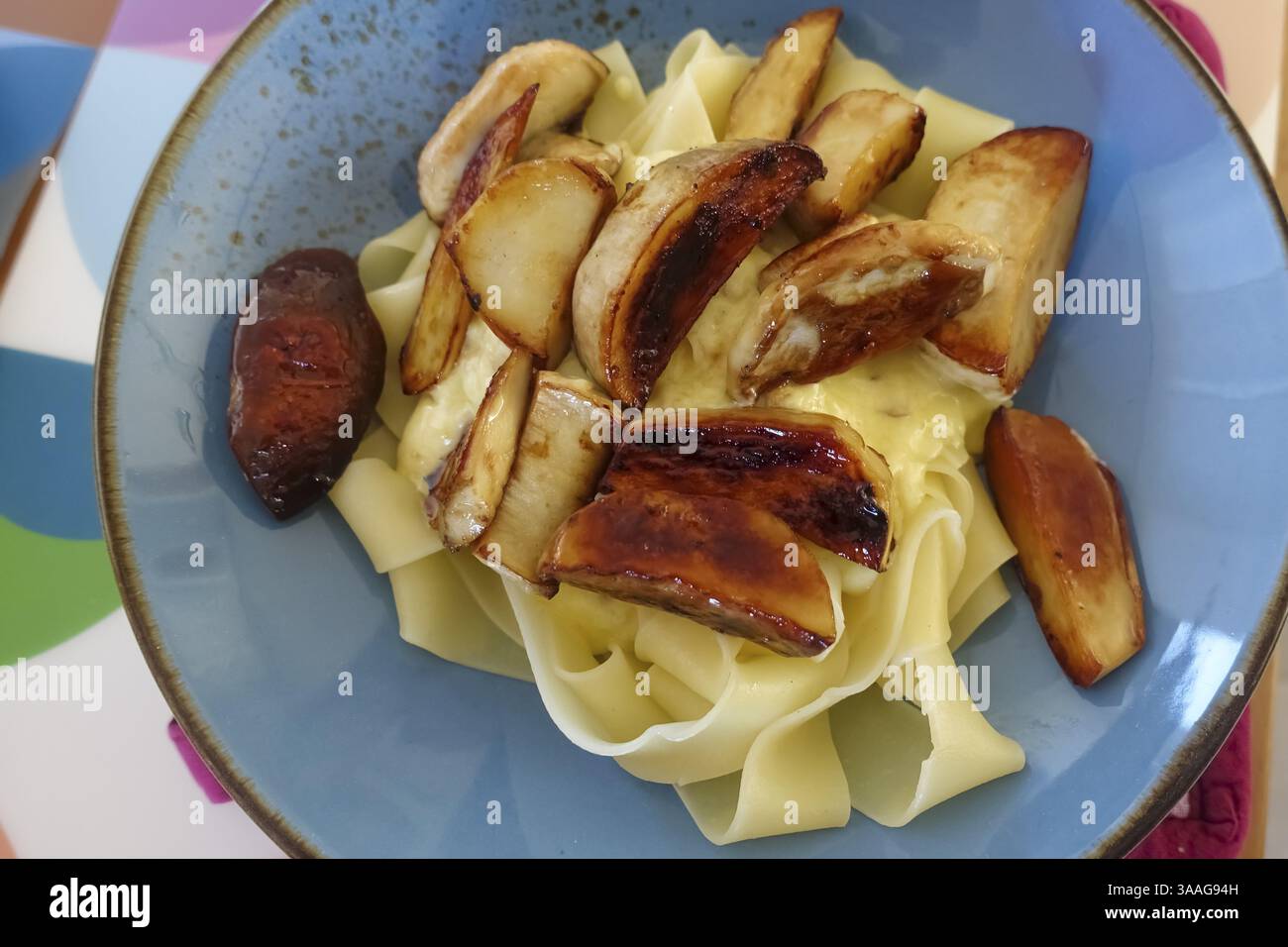 Cucina della Germania meridionale, funghi porcini su tagliatelle, tagliatelle a nastro disposte su un piatto, cucina raffinata, cucina di lusso, fotografia gastronomica, studio, GE Foto Stock