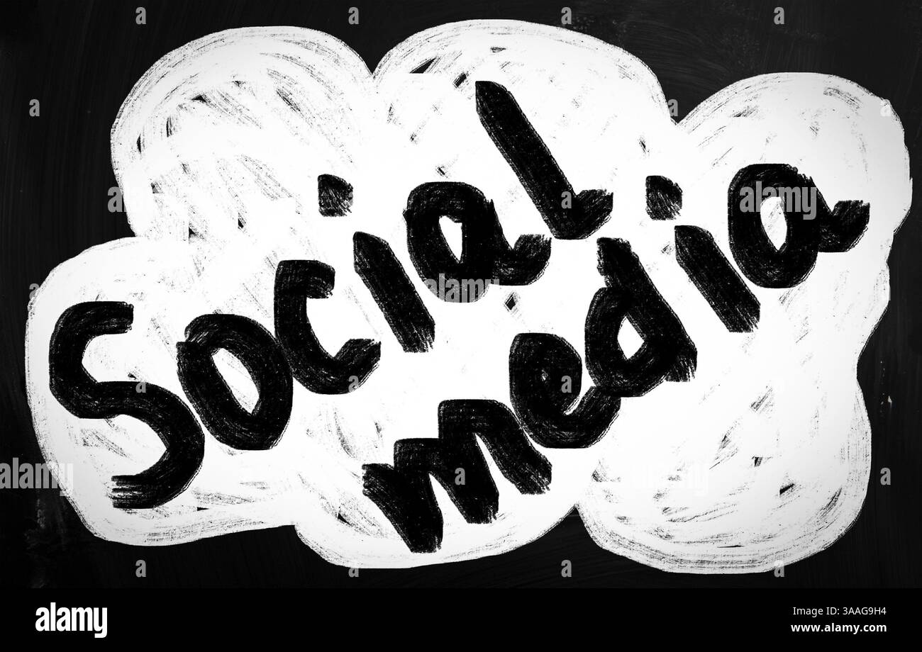 Concetto di social media - testo scritto a mano su una lavagna Foto Stock