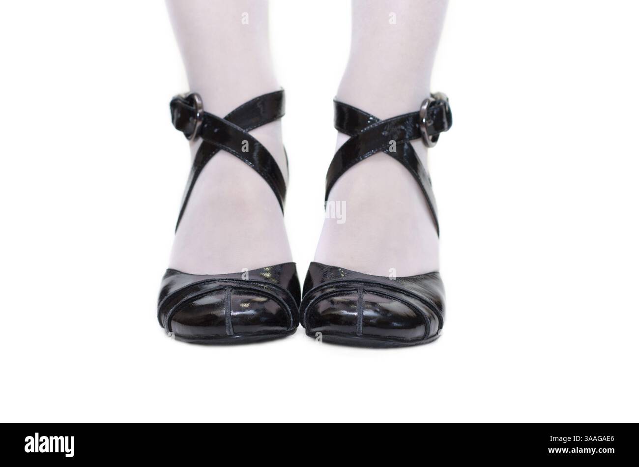 Nero mocassini femminile con fascia sulla gamba femminile in bianco Collant Foto Stock