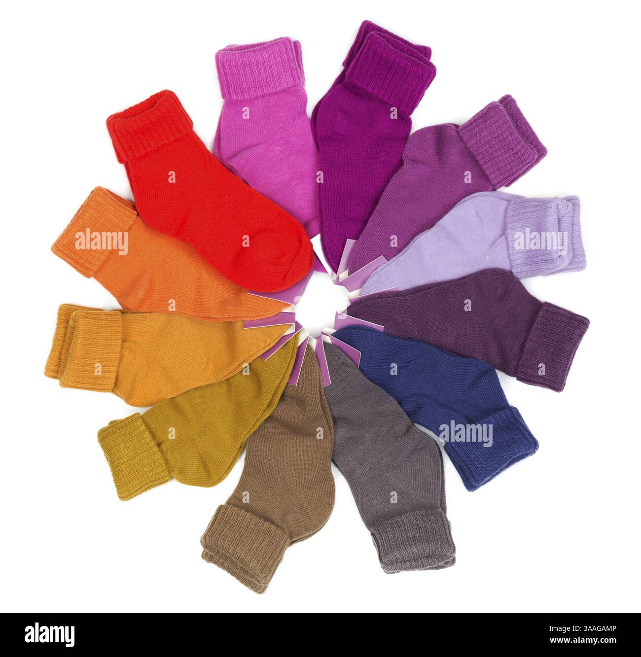 Nuove calze colorate impilate intorno. Isolare su bianco Foto Stock
