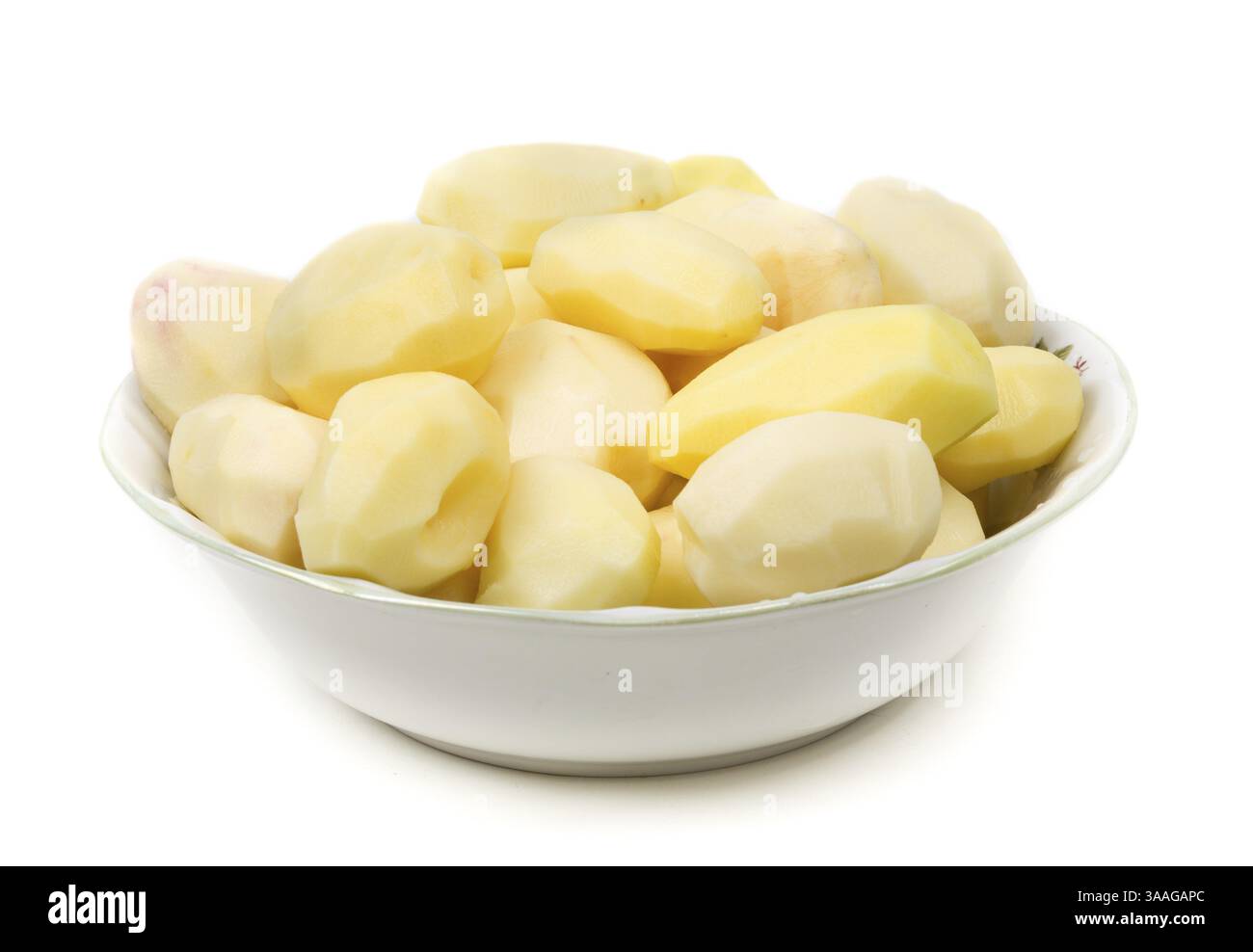 Patate pelate sul piatto, isolate su sfondo bianco Foto Stock
