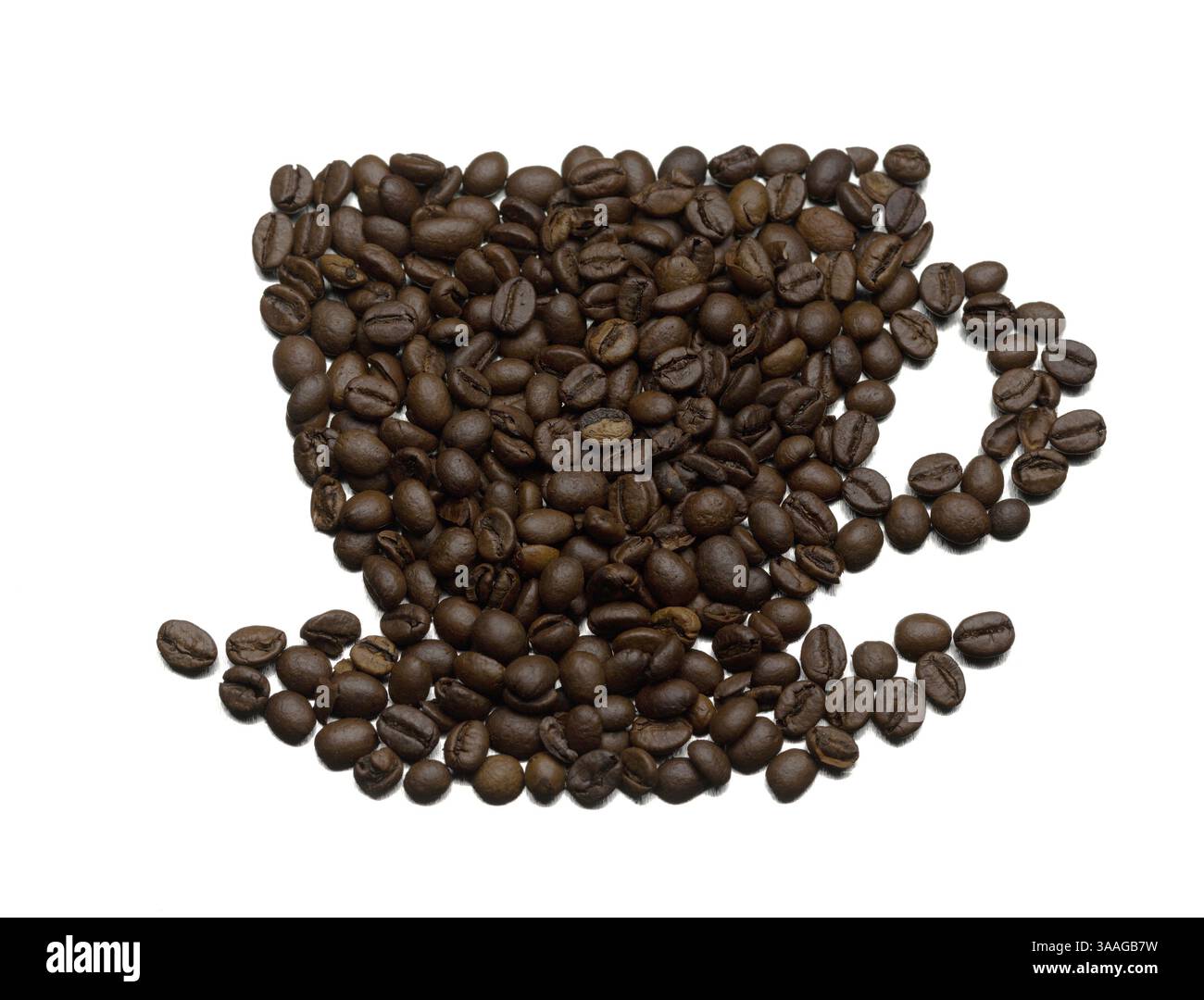 Tazza sagomata e piattino di chicchi di caffè fritti e aromatizzati. Isolare su bianco Foto Stock