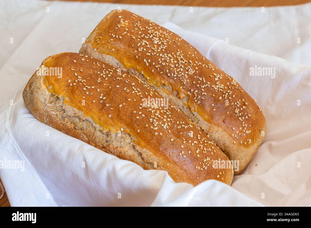 Pane artigianale appena sfornato a Boracay preparato con ingredienti di qualità e sapori isolani per un gusto delizioso da assaporare in qualsiasi momento Foto Stock Pane artigianale appena sfornato a Boracay preparato con ingredienti di qualità e sapori isolani per un gusto delizioso da assaporare in qualsiasi momento Foto Stock