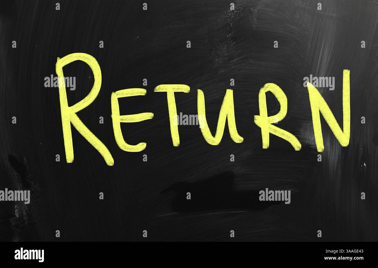 Manoscritte di ritorno con il bianco gesso su una lavagna Foto Stock