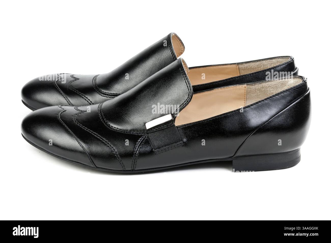 Un paio di eleganti scarpe nere classiche isolate su sfondo bianco Foto Stock