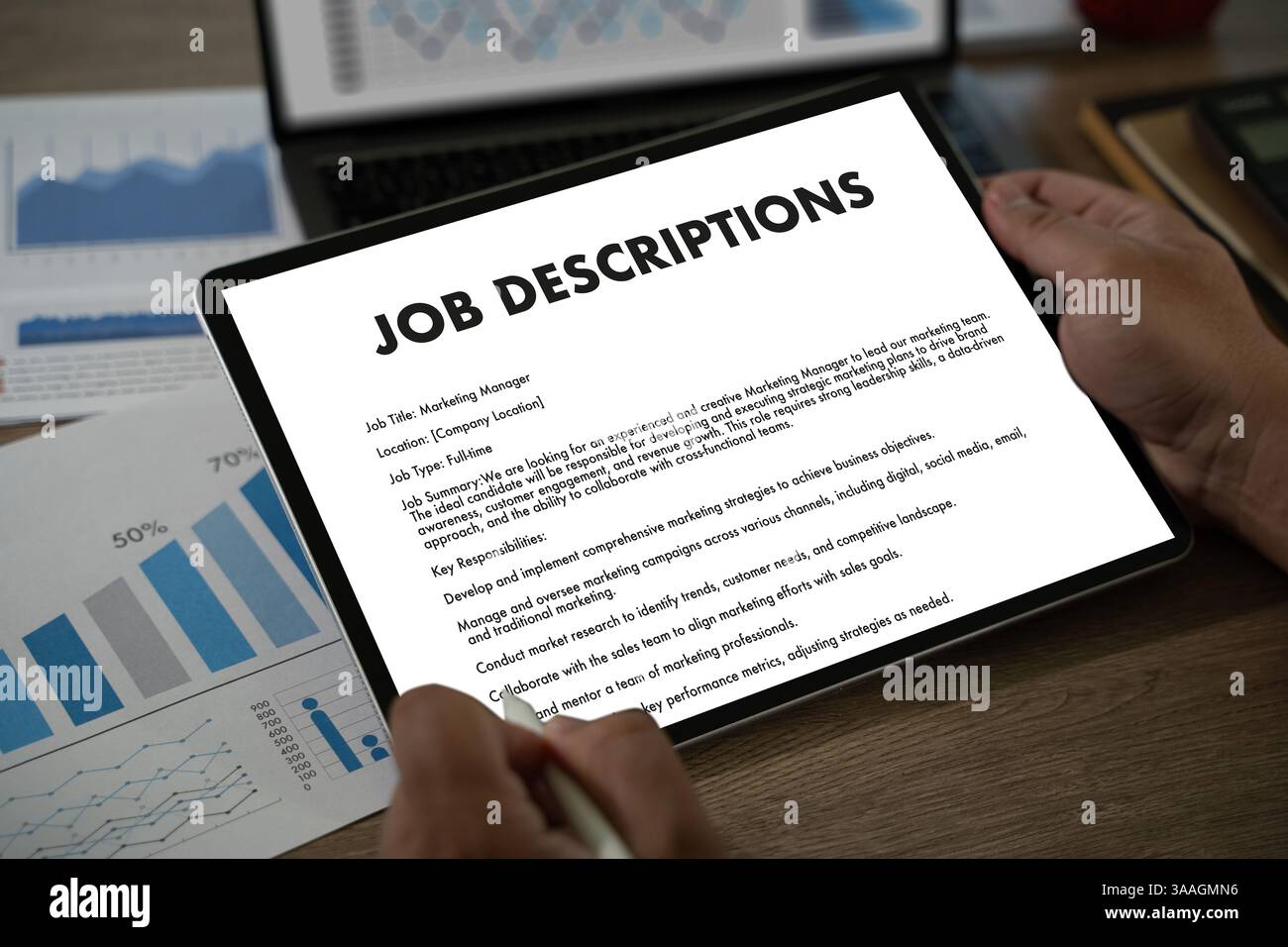 La donna d'affari ha utilizzato il suo laptop per compilare la domanda di lavoro, rivedendo il contratto e le qualifiche per la nuova posizione all'interno dell'azienda. Foto Stock