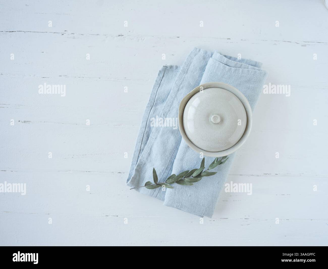 Tazza da tè in porcellana cinese e coperchio chiamato gaiwan per la produzione di birra Gong fu Cha. Vista dall'alto Foto Stock