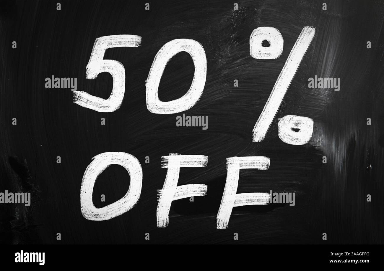 50% di sconto con manoscritta bianco gesso su una lavagna Foto Stock