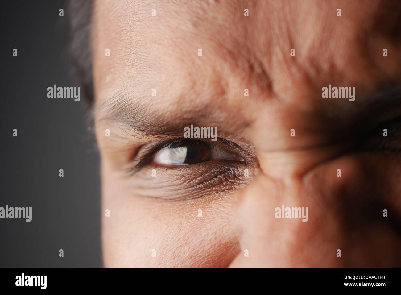 Espressioni di intensità catturate in un ritratto ravvicinato di un uomo Foto Stock