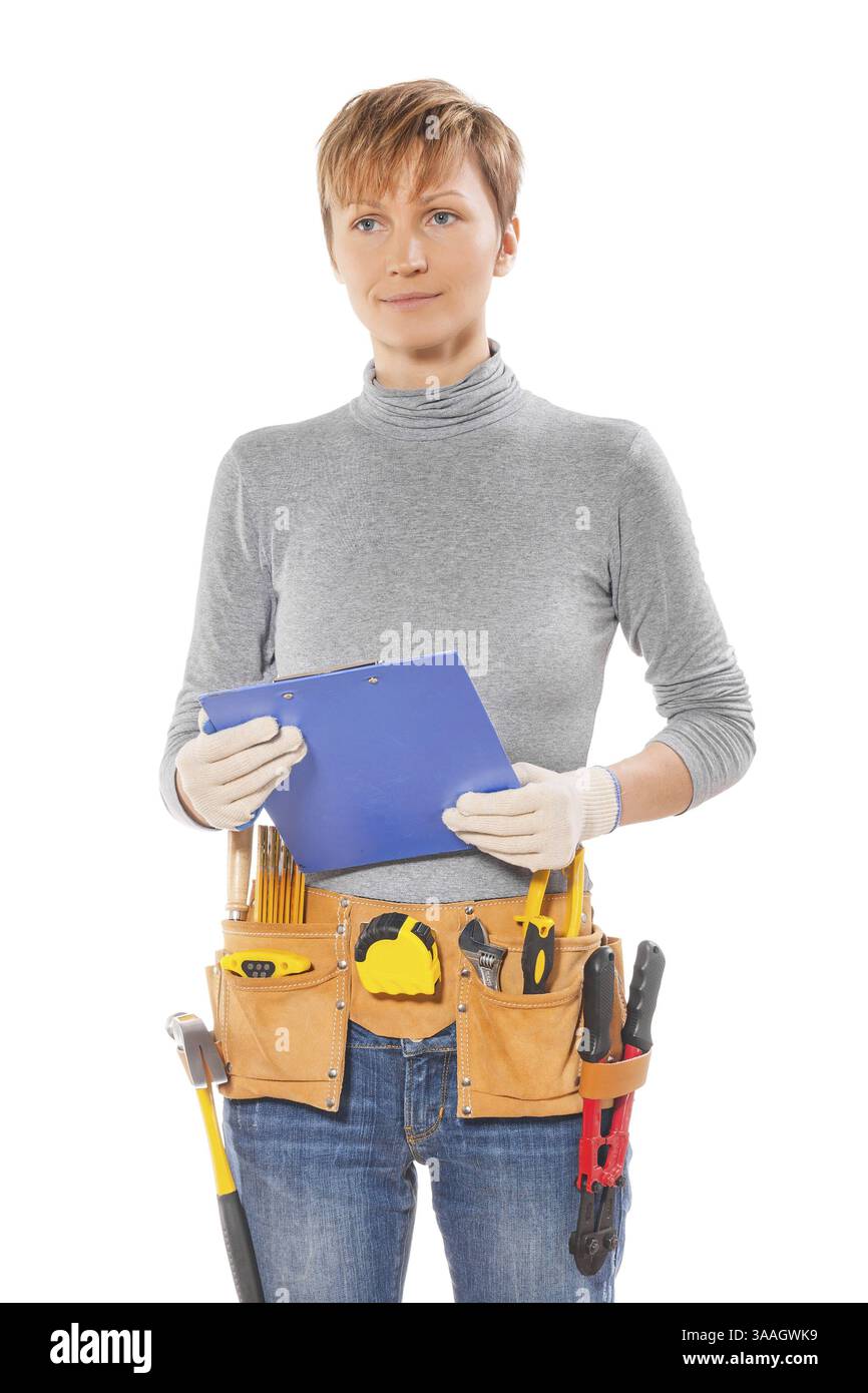 Appaltatore edile femminile con utensili in portadocumenti con cintura isolata su sfondo bianco Foto Stock