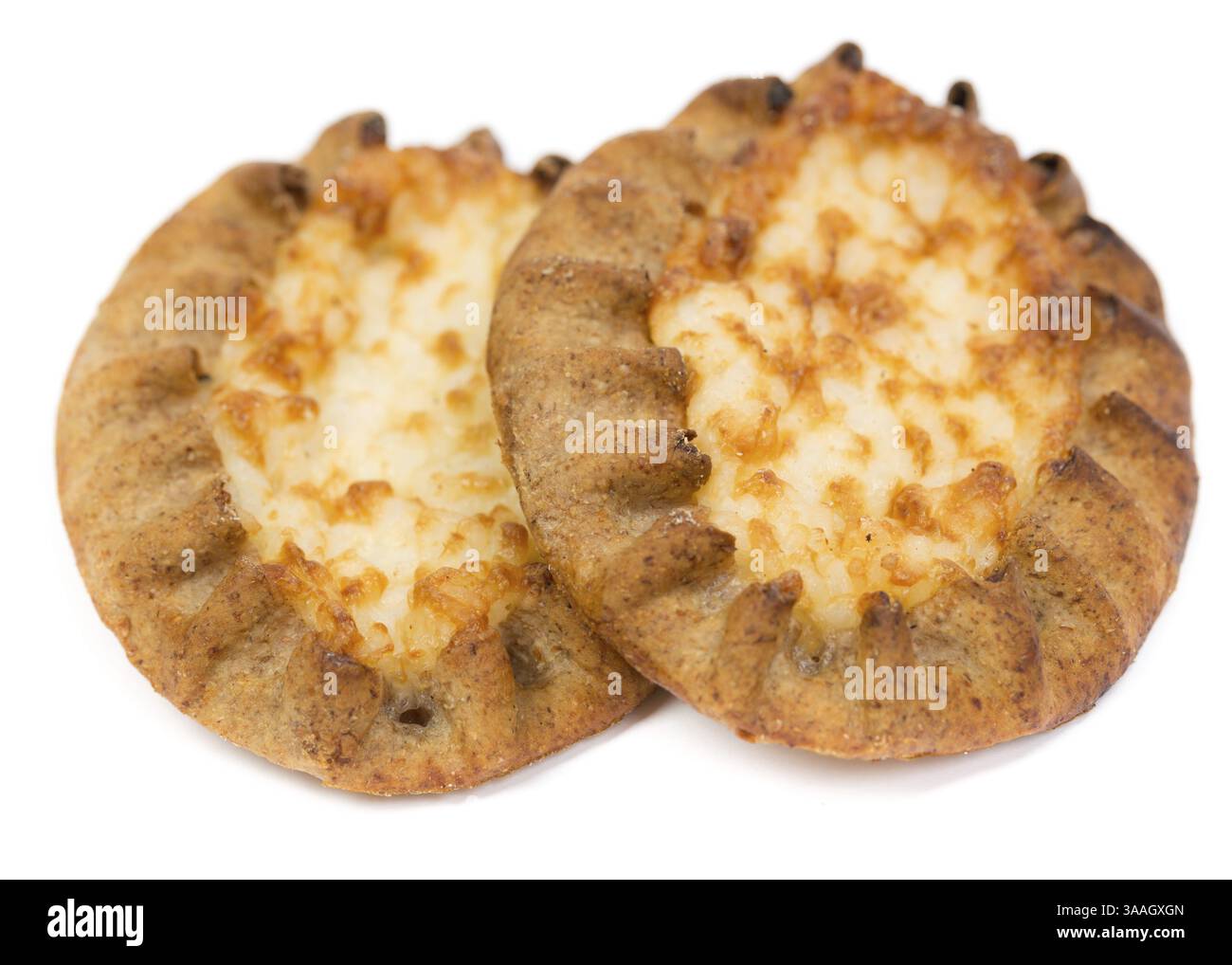 Tradizionale finlandese pasties Karelian su sfondo bianco Foto Stock