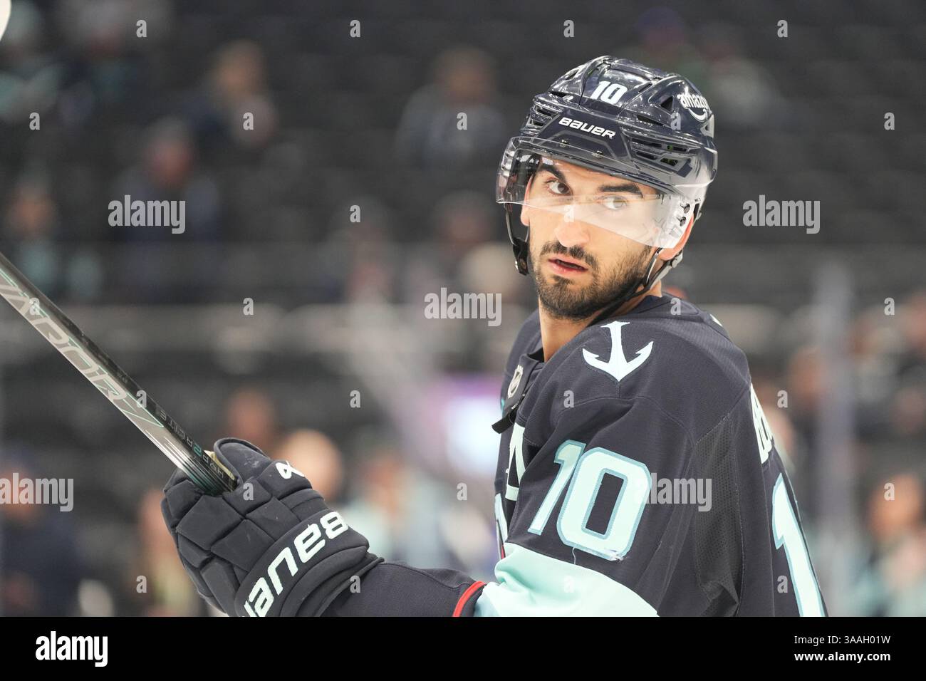 Seattle, Washington, Stati Uniti. 31 marzo 2025. Il centro di Seattle Kraken Matty Beniers (10) guarda prima di una partita della NHL contro i Dallas Stars alla Climate Pledge Arena di Seattle, Washington, il 31 marzo 2025. (Foto di Nate Koppelman/Alamy Live News) Foto Stock
