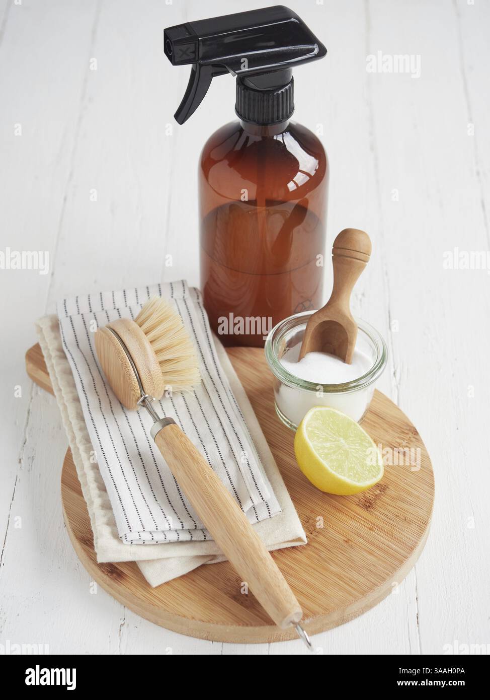 Prodotti per la pulizia naturale. Detergente liquido in flacone spray in vetro, limone e bicarbonato. Spazzola riutilizzabile e panni in cotone. Ecocompatibile. ZE Foto Stock