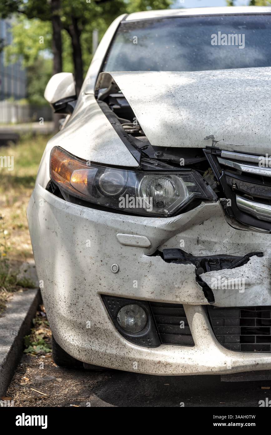 Vettura gravemente danneggiata sul lato della strada dopo un incidente Foto Stock
