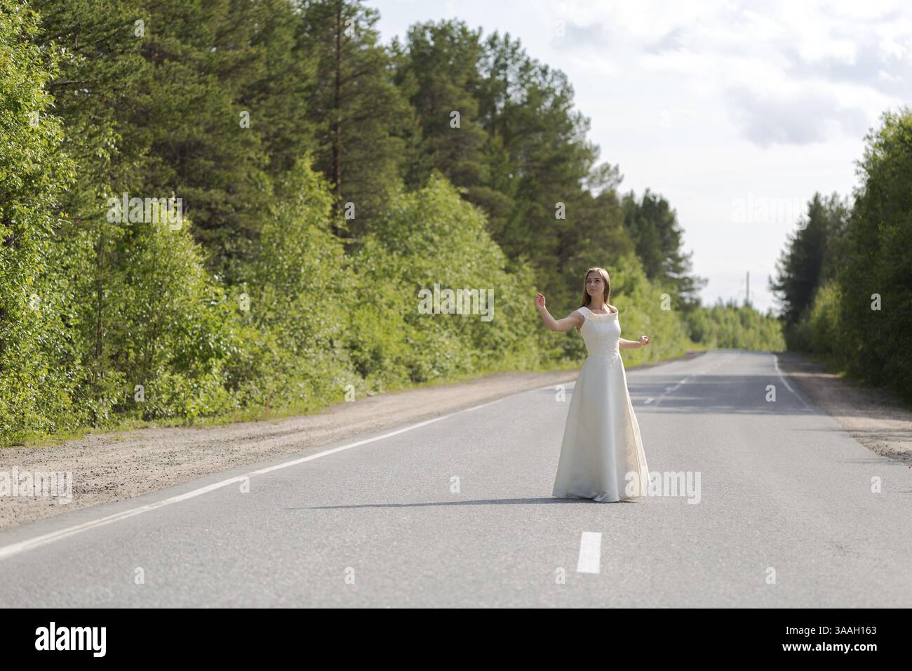 Ragazza in abito bianco sulla strada Foto Stock