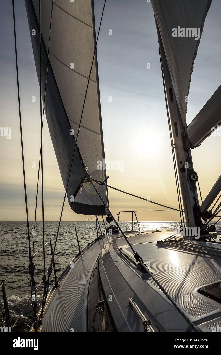 Naviga su uno yacht a vela sull'oceano Foto Stock