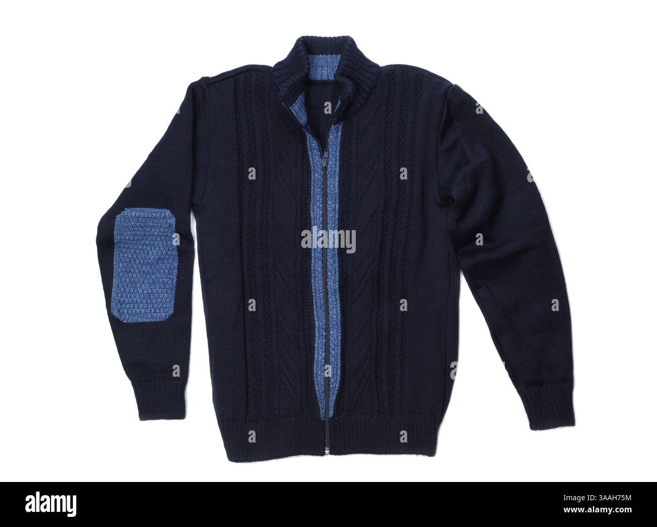 Caldo pullover blu lavorato a maglia con zip. Isolare su bianco Foto Stock