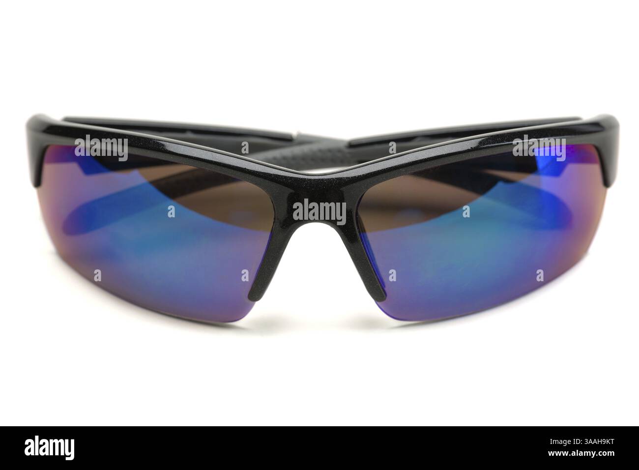Occhiali da sole polarizzati sportivi. Isolare su bianco Foto Stock