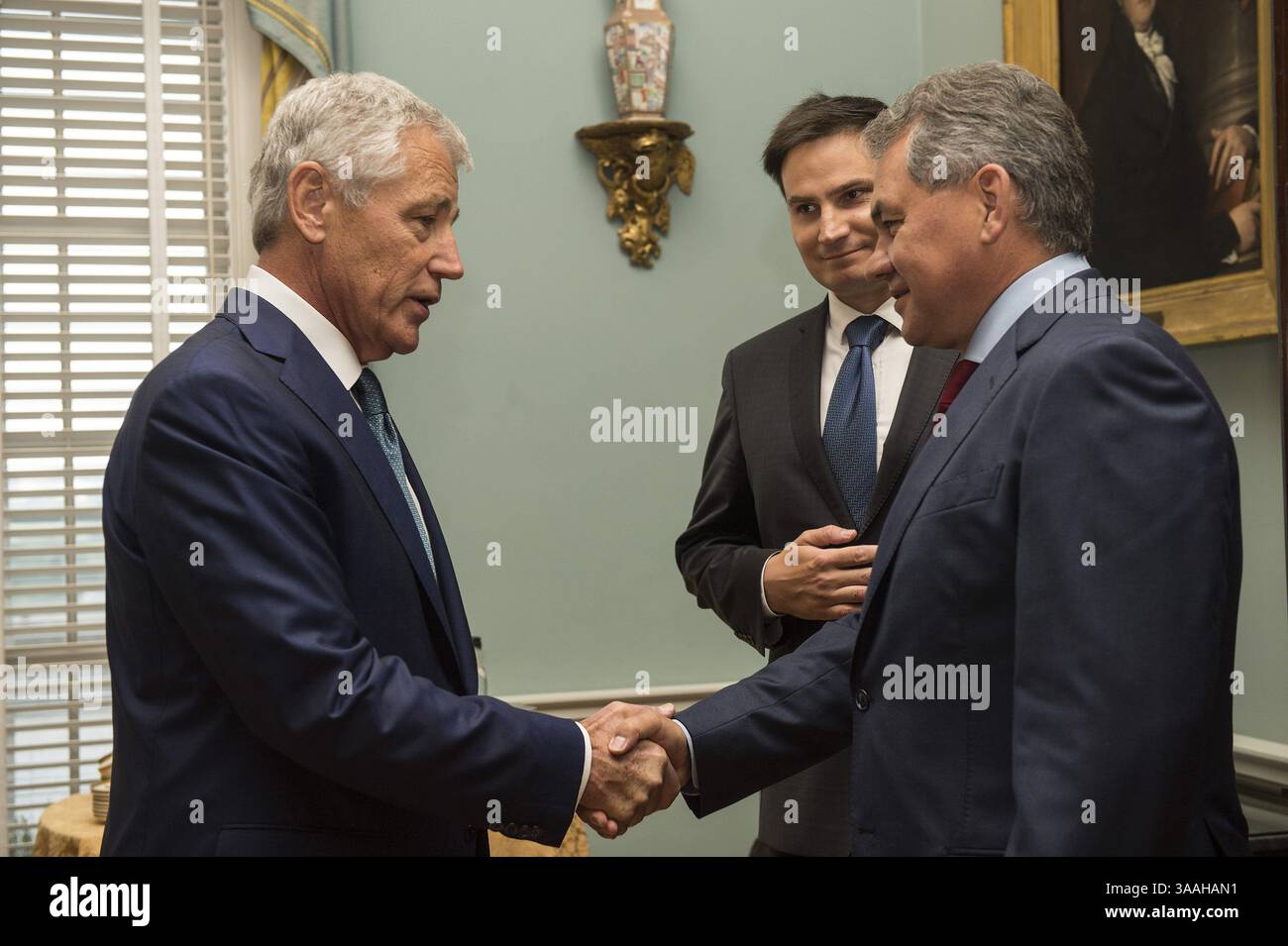 9 agosto 2013 - Washington, Stati Uniti d'America - il Segretario alla difesa americano Chuck Hagel dà il benvenuto al Ministro della difesa russo Sergey Shoygu al Dipartimento di Stato il 9 agosto 2013 a Washington, DC. L'incontro arriva appena due giorni dopo che il presidente Barack Obama ha annullato un vertice con il presidente russo Vladimir Putin che doveva svolgersi il mese prossimo in vista del vertice del G20 a San Pietroburgo. (Immagine di credito: © Aaron Hostutler/Planet Pix via ZUMA Wire) Foto Stock