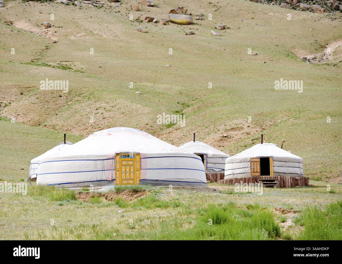 Alcune torte mongole si campeggiano ai piedi della montagna Foto Stock