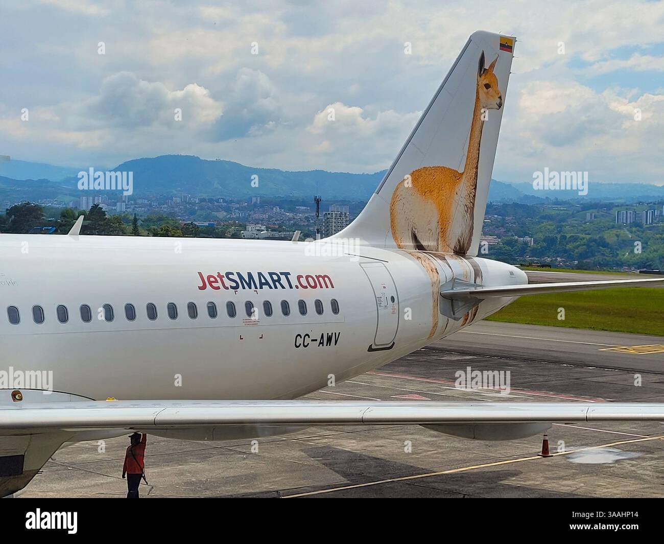 Aerei Jetsmart Airbus 320 della compagnia aerea cilena a basso costo visti all'aeroporto di Pereira, Colombia Foto Stock