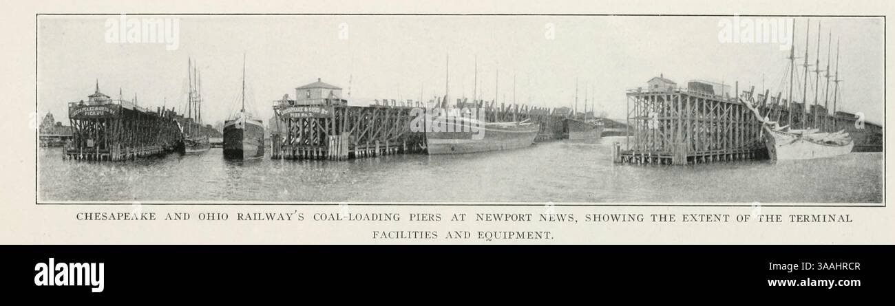 I moli di carico del carbone della Chesapeake and Ohio Railway a Newport News dall'articolo THE GROWTH OF AMERICAN COAL EXPORT. Di Frederick Edward Saward. Dalla rivista Engineering dedicata al progresso industriale volume XXII 1901-1902 The Engineering Magazine Co Foto Stock