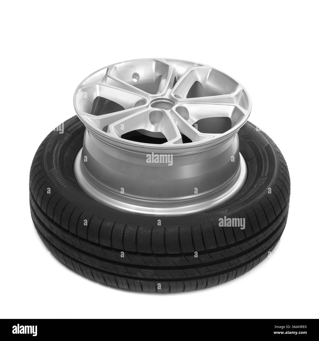 Ruota e pneumatico per un'auto. Isolare su bianco Foto Stock