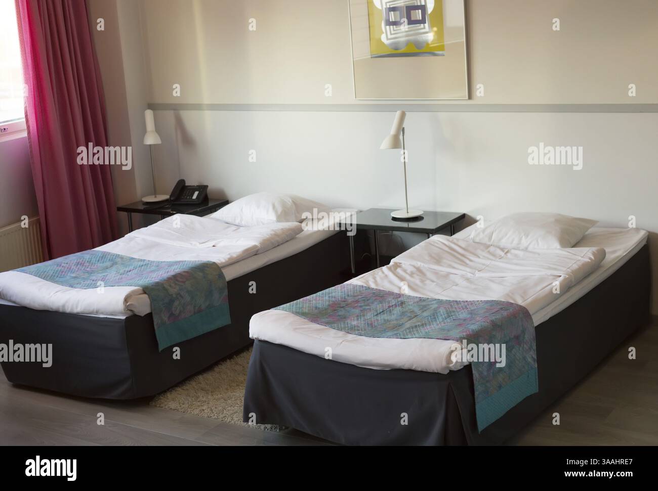 Camera d'hotel con due letti Foto Stock