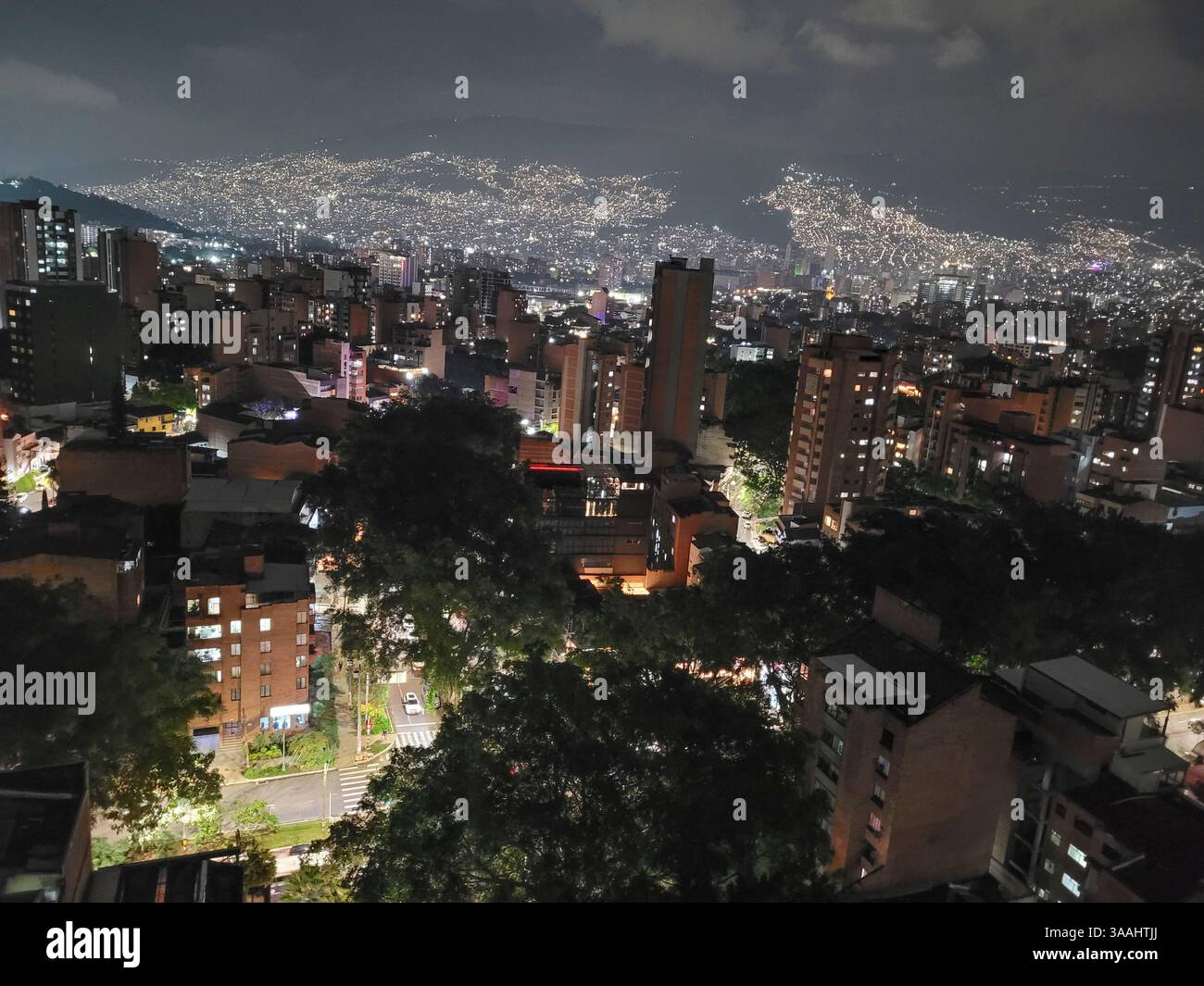 Vista notturna della città di Medellin, Antioquia, Colombia Foto Stock