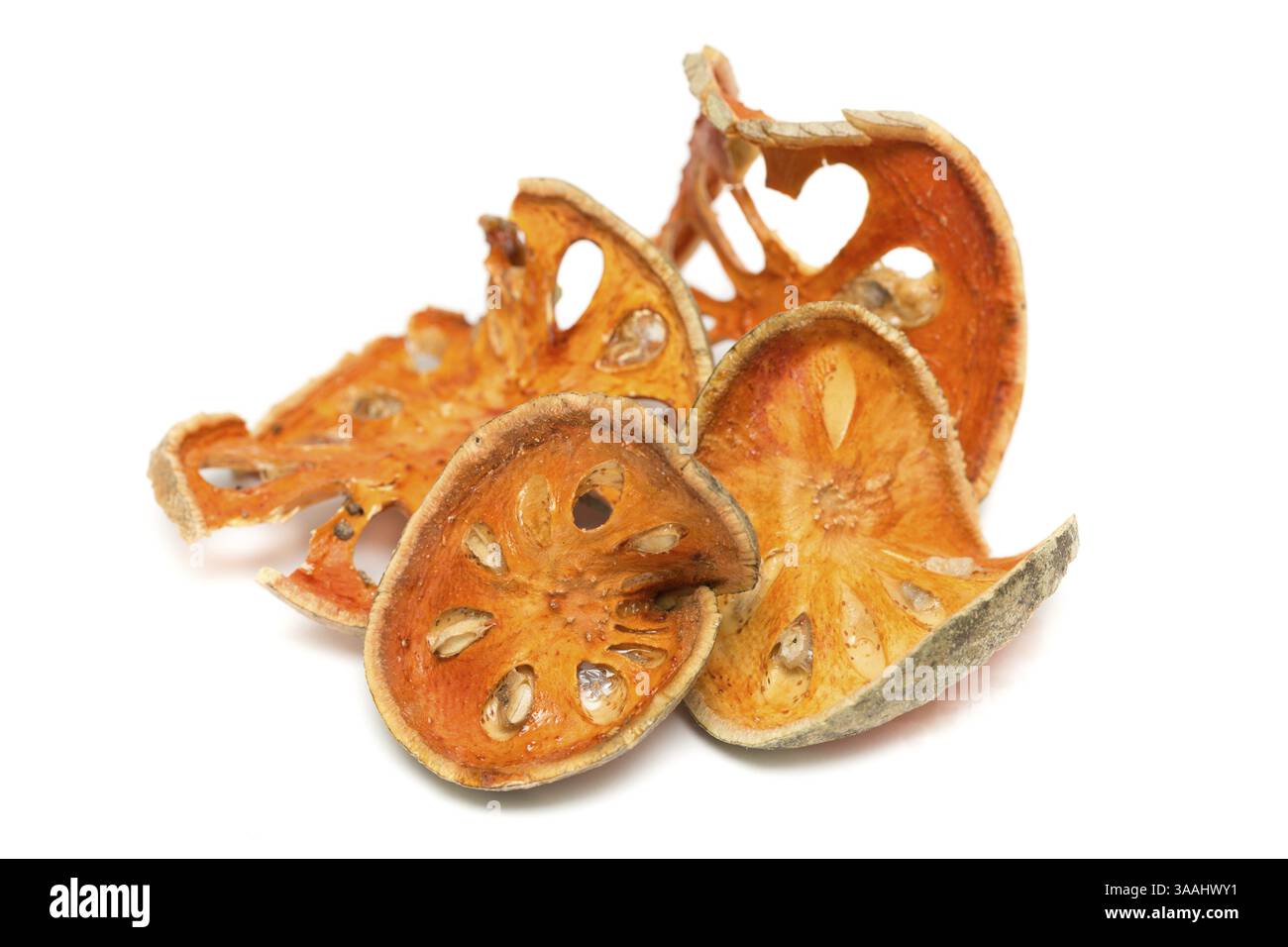 Tè essiccato alla frutta isolato su sfondo bianco. Il frutto della balla è un frutto tropicale con una copertura esterna rigida e ha un valore medicinale per il sistema digestivo Foto Stock