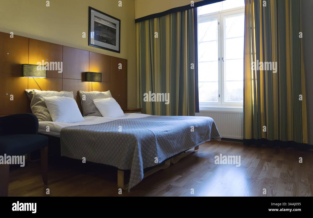 Camera da letto con ampie finestre in stile classico Foto Stock