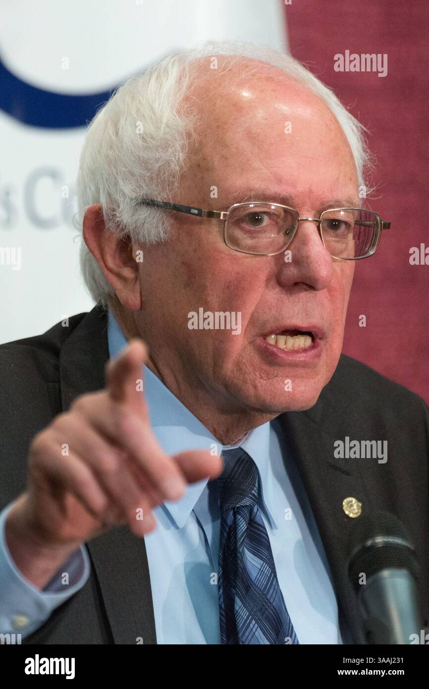 7 novembre 2015 - Rock Hill, SC, Stati Uniti d'America - il senatore democratico Bernie Sanders, candidato presidenziale, affronta la riunione regionale meridionale 2015 della Federazione Nazionale delle donne democratiche alla Winthrop University 7 novembre 2015 in . Rock Hill, South Carolina. (Immagine di credito: © Richard Ellis via ZUMA Wire) Foto Stock