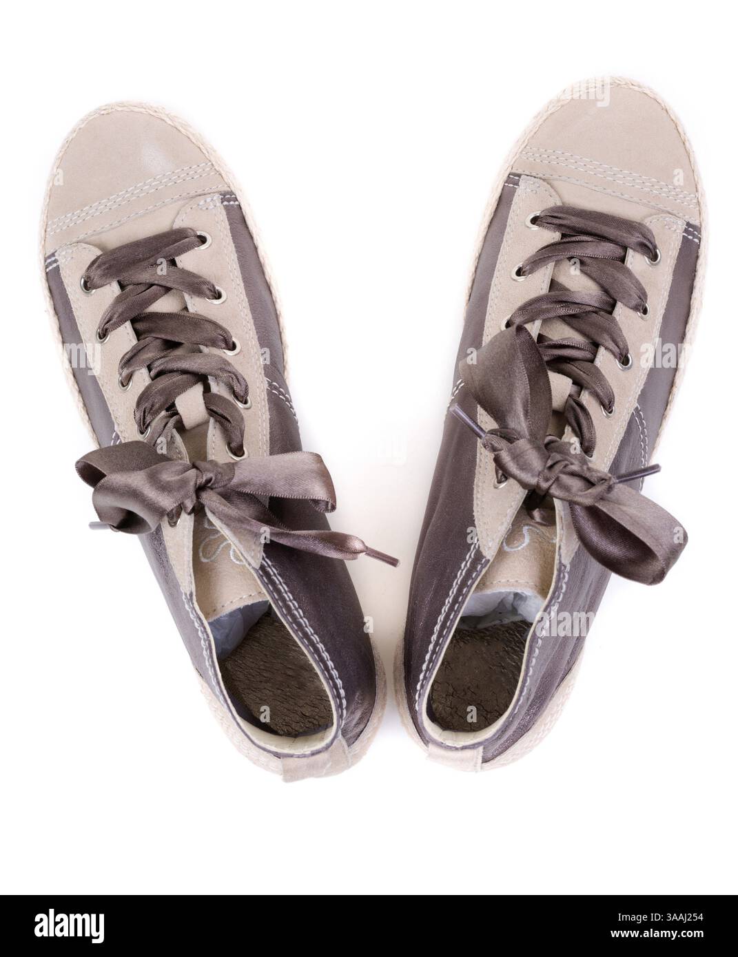 Un paio di sneaker alla moda su sfondo bianco. Vista dall'alto Foto Stock