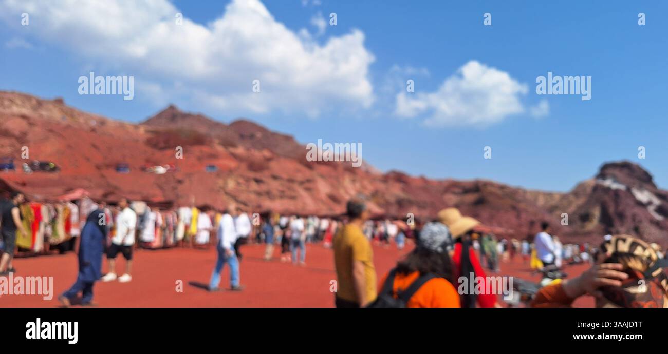 Una vibrante vista panoramica cattura le uniche sabbie rosse e le formazioni geologiche della Spiaggia Rossa sull'isola Hormuz nel Golfo Persico, Iran. Questo pop Foto Stock