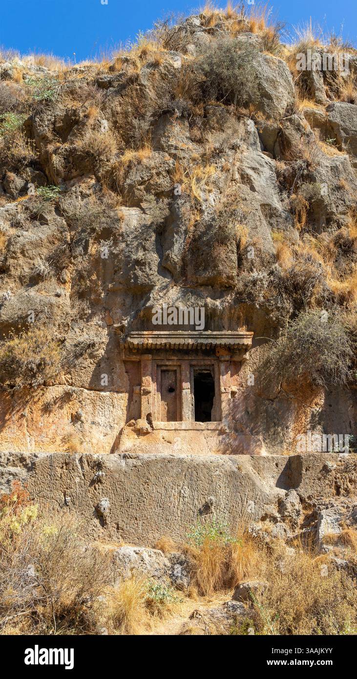 Tombe Licie in rocce della città di Fethiye, Turchia. Antica tomba liciana scavata nella roccia nell'antica Telmessos. Immagine verticale. Foto Stock