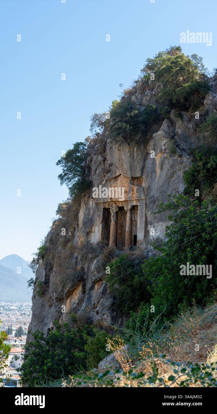 Tombe Licie in rocce della città di Fethiye, Turchia. Antica tomba liciana scavata nella roccia nell'antica Telmessos. Immagine verticale. Foto Stock