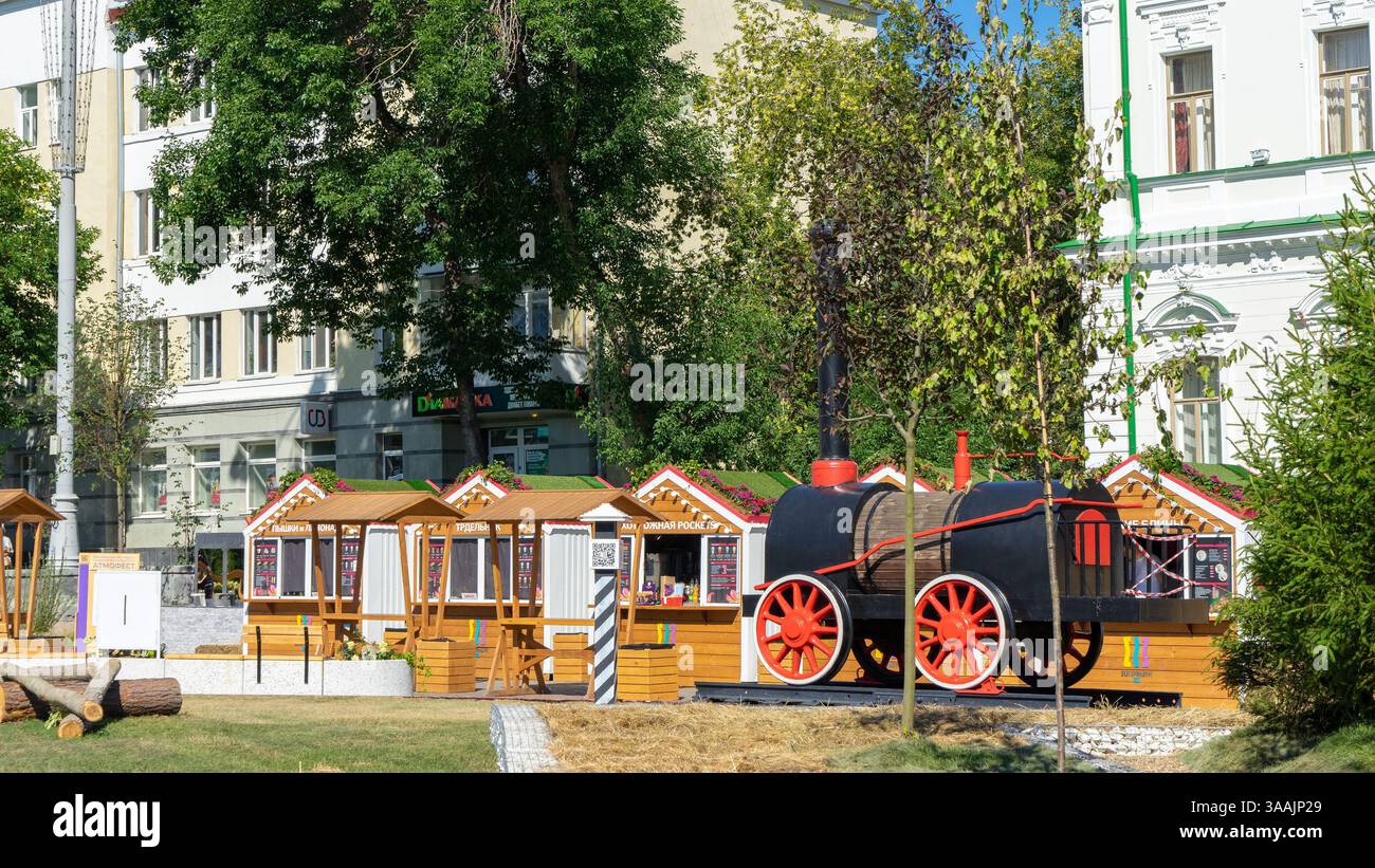 Scambiate padiglioni sul Festival dell'arte del giardino e del design paesaggistico nel centro di Ekaterinburg, Russia. Foto Stock