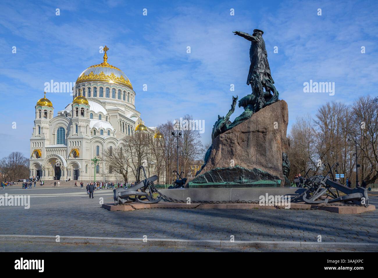 KRONSTADT, RUSSIA - 1 MAGGIO 2022: Monumento all'ammiraglio Makarov e cattedrale navale in Piazza Yakornaya. Kronstadt, Russia Foto Stock