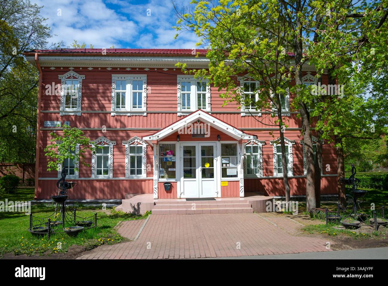 SESTRORETSK, RUSSIA - 29 MAGGIO 2022: Scuola di musica per bambini nella vecchia casa di legno. Sestroretsk (San Pietroburgo) Foto Stock