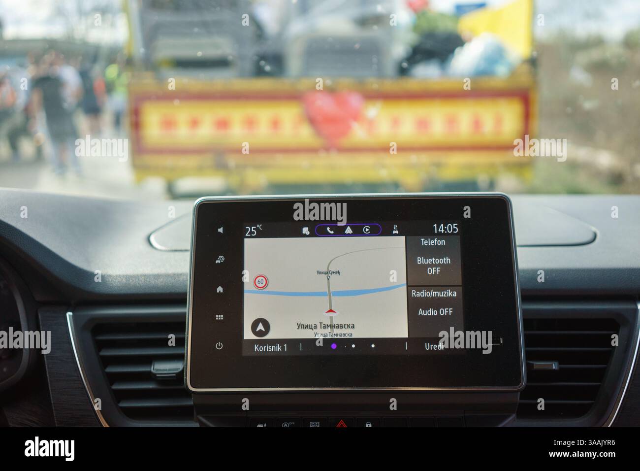 Navigazione in auto, viaggia nel centro della Serbia. In cirillico si dice che si tratta di via Tamnavska, vicino a Belgrado, che attraversa la Sava Rive Foto Stock