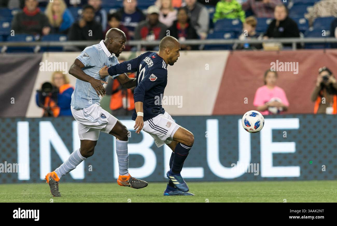 28 aprile 2018 - Foxborough, Massachusetts, USA - Foxborough, Massachusetts - 28 aprile 2018: In una partita della Major League Soccer (MLS), la New England Revolution (blu/bianco) sconfisse lo Sporting Kansas City (azzurro/bianco), 1-0, al Gillette Stadium. (Immagine di credito: © Andrew Katsampes/ISIPhotos via ZUMA Wire) Foto Stock