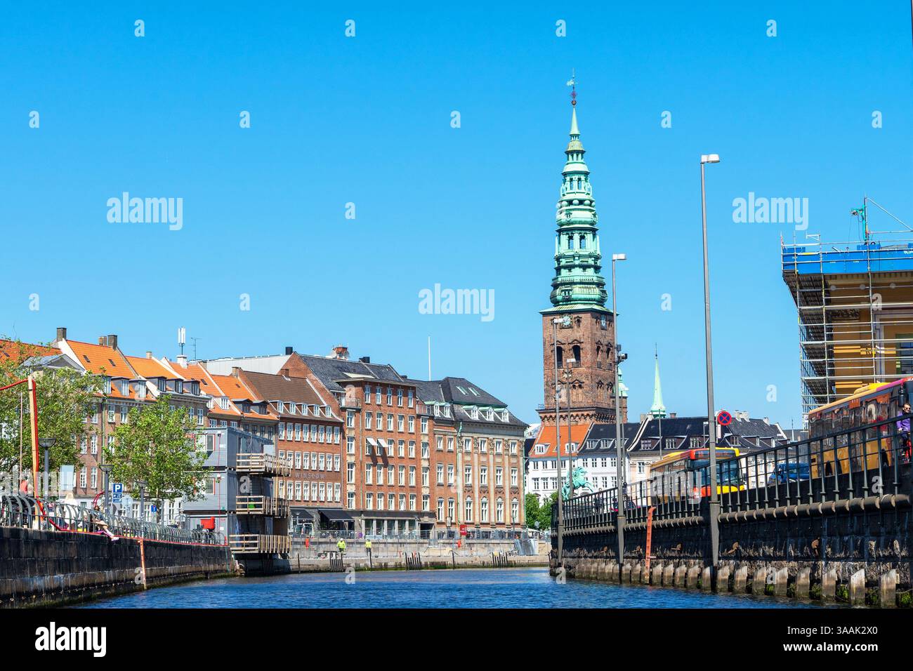 Nikolaj Contemporary Art Center o Nikolaj Kunsthal, ex Kunsthallen Nikolaj è un centro artistico di Copenaghen che occupa l'ex St. Nicholas Chur Foto Stock