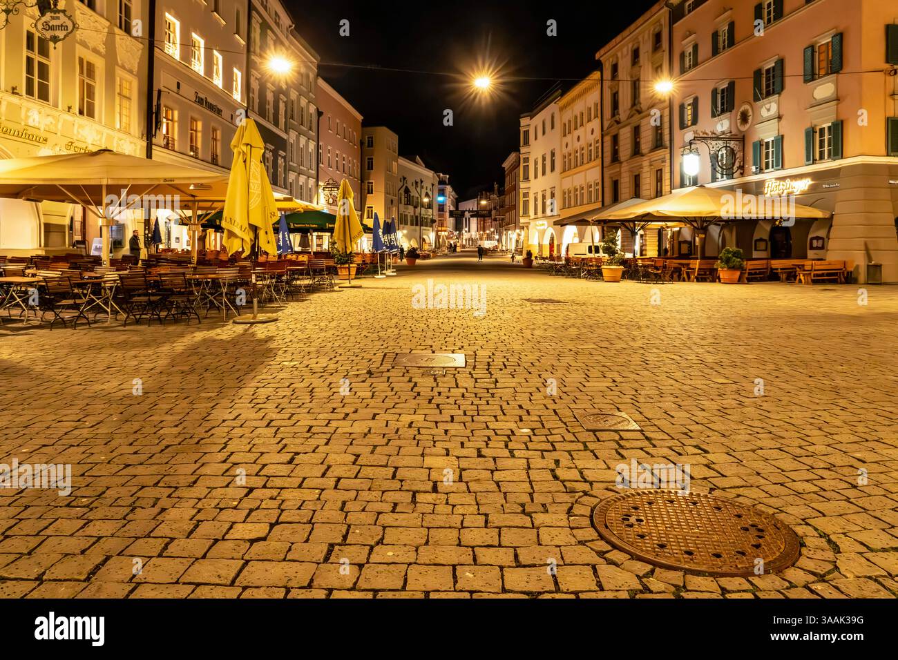 Ausgestorbene Innenstadt am Sonntagabend nach 20 Uhr, Rosenheim, 30. März 2025 Deutschland, Rosenheim, 30. März 2025, Leerer Max-Josefs-Platz abends nach 20 Uhr, Innenstadt wie ausgestorben, Bayern, Querformat *** il centro della città deserta la domenica sera dopo le 20:00, Rosenheim, 30 marzo 2025 Germania, Rosenheim, 30 marzo 2025, vuoto Max Josefs Platz la sera dopo le 20:00, centro della città come se estinto, Baviera, formato paesaggistico Foto Stock