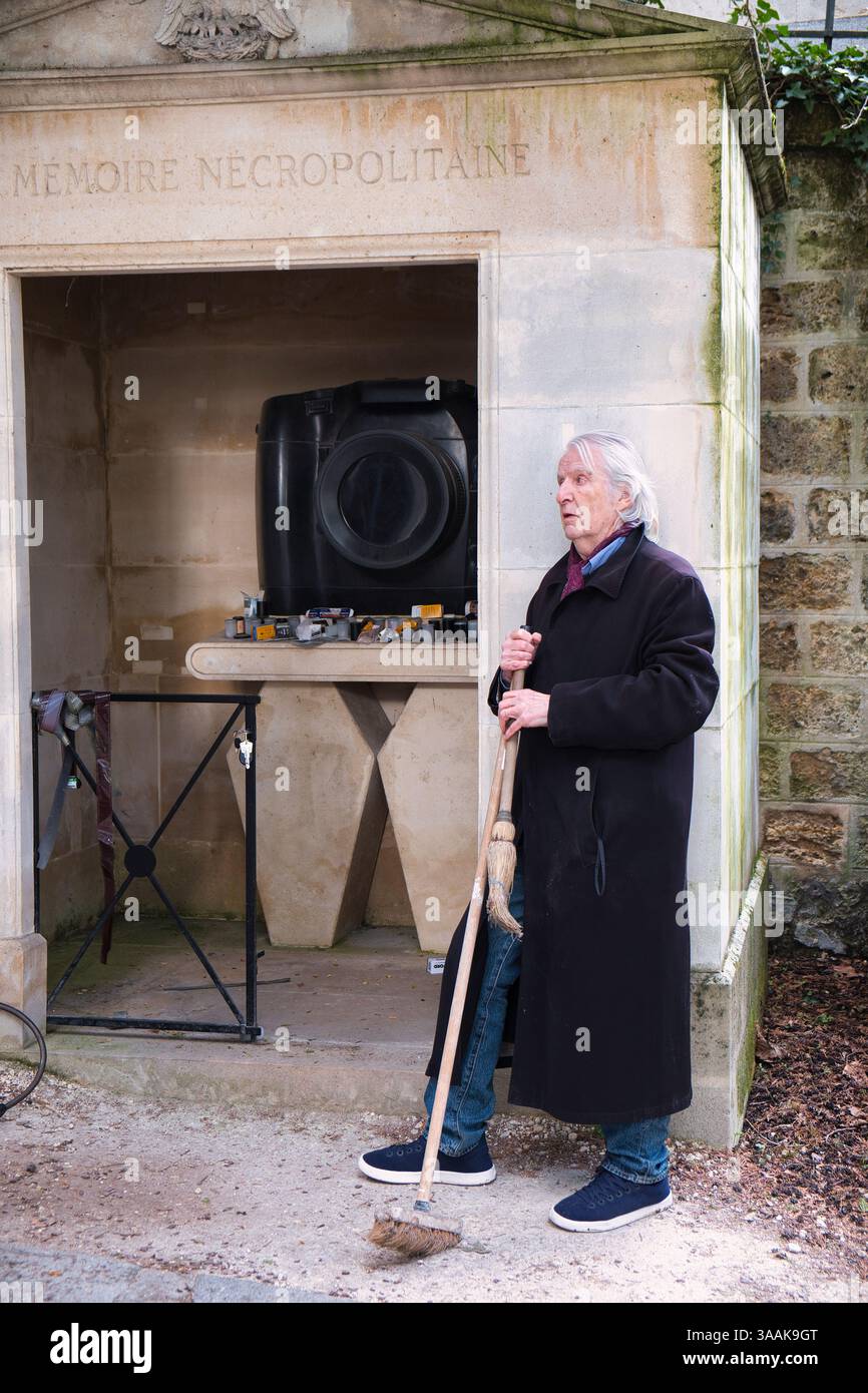L'artista Andre Chabot si occuperà del suo futuro luogo di riposo, la Cappella della memoria Necitizenana nel cimitero di Père-Lachaise, Parigi, Francia Foto Stock