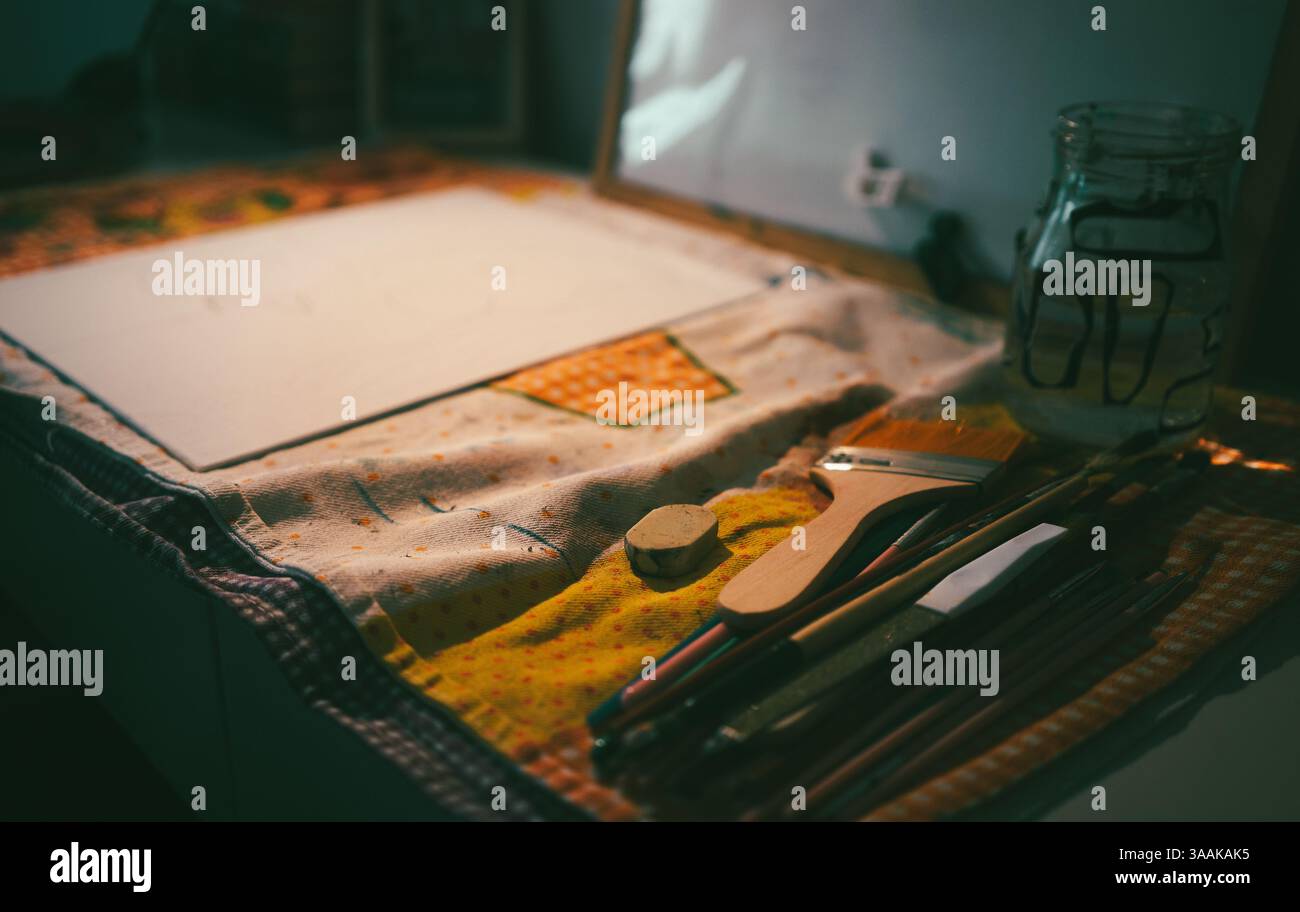 I prodotti per la pittura dei bambini sul tavolo Foto Stock