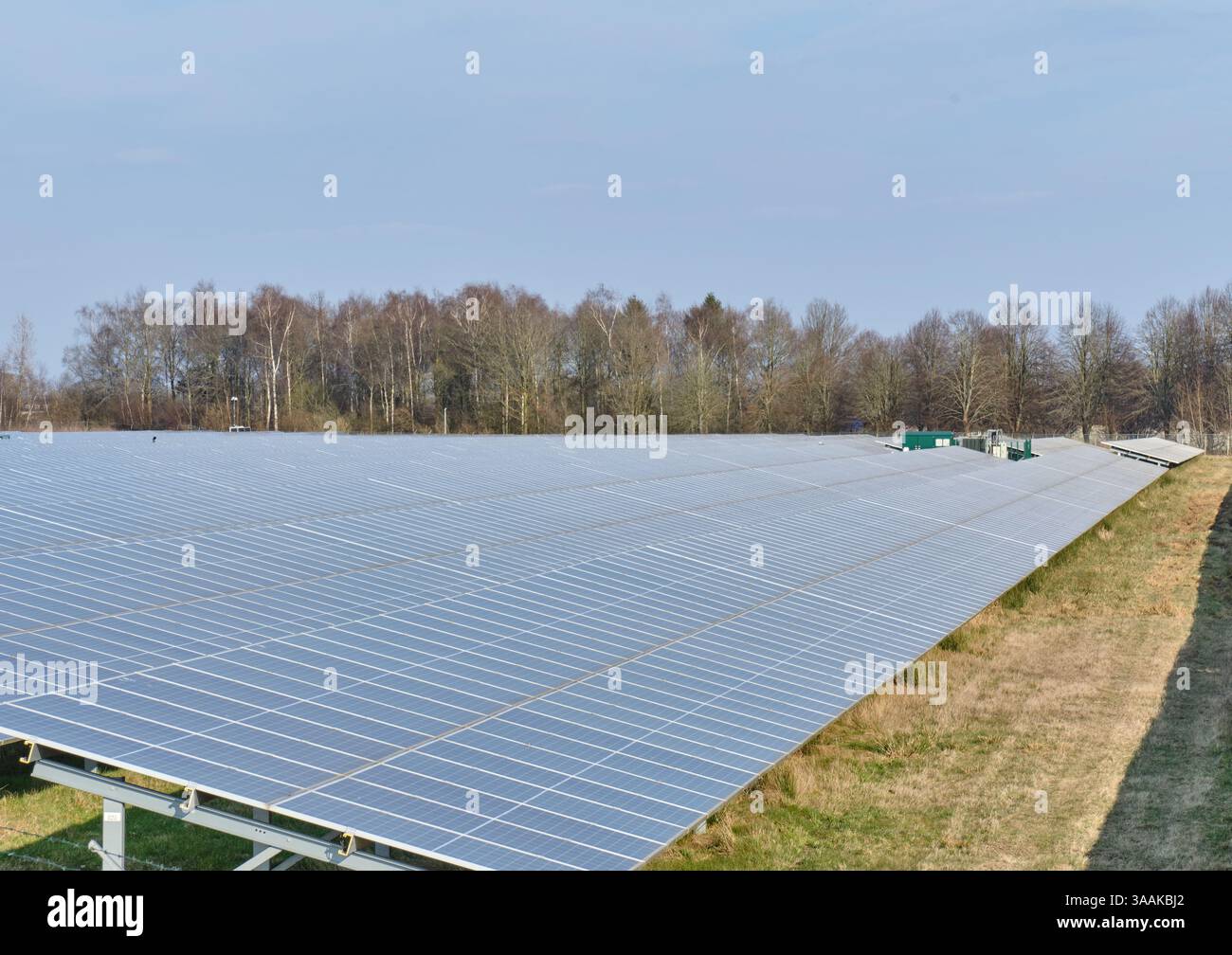 25 marzo 2020 - Emmen-Paesi Bassi: Grande parco solare presso il GZI Next Energy hub, che genera elettricità rinnovabile con pannelli fotovoltaici. Foto Stock
