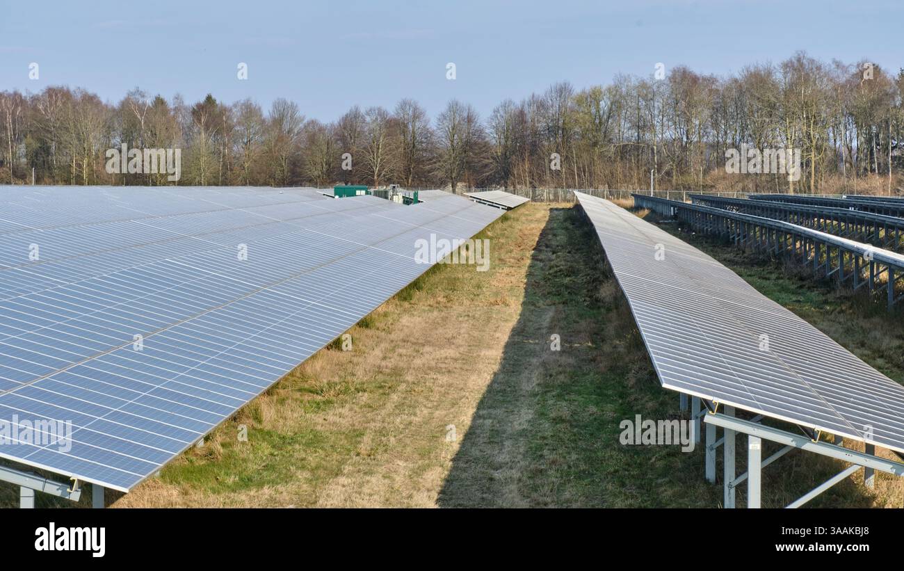 25 marzo 2020 - Emmen-Paesi Bassi: Grande parco solare presso il GZI Next Energy hub, che genera elettricità rinnovabile con pannelli fotovoltaici. Foto Stock