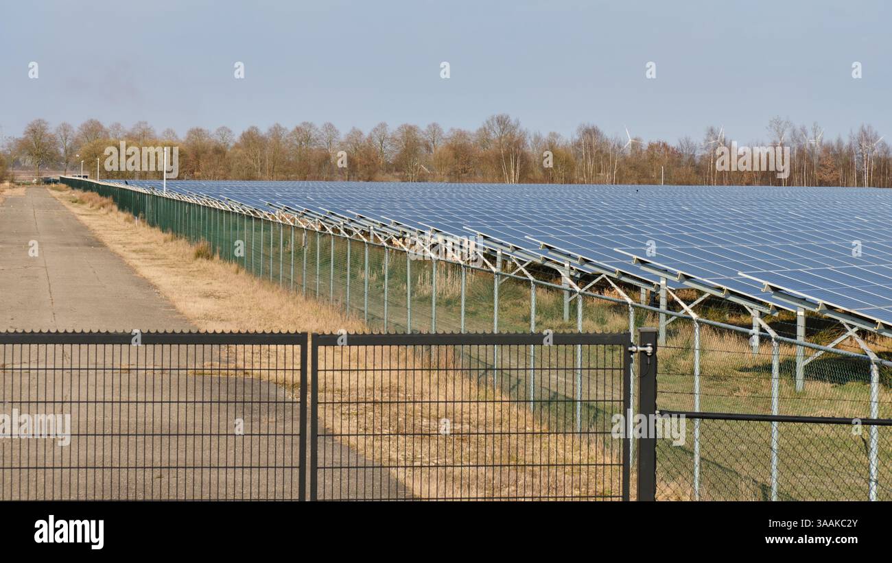 25 marzo 2020 - Emmen-Paesi Bassi: Grande parco solare presso il GZI Next Energy hub, che genera elettricità rinnovabile con pannelli fotovoltaici. Foto Stock